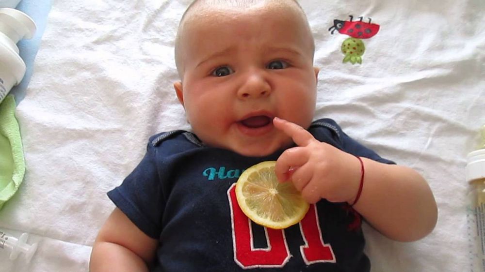 bayi makan lemon  © 2016 brilio.net bayi makan lemon  © 2016 brilio.net