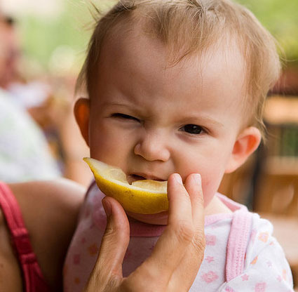 bayi makan lemon  © 2016 brilio.net bayi makan lemon  © 2016 brilio.net