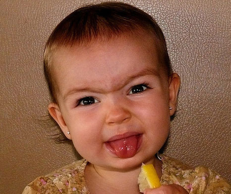 bayi makan lemon  © 2016 brilio.net bayi makan lemon  © 2016 brilio.net