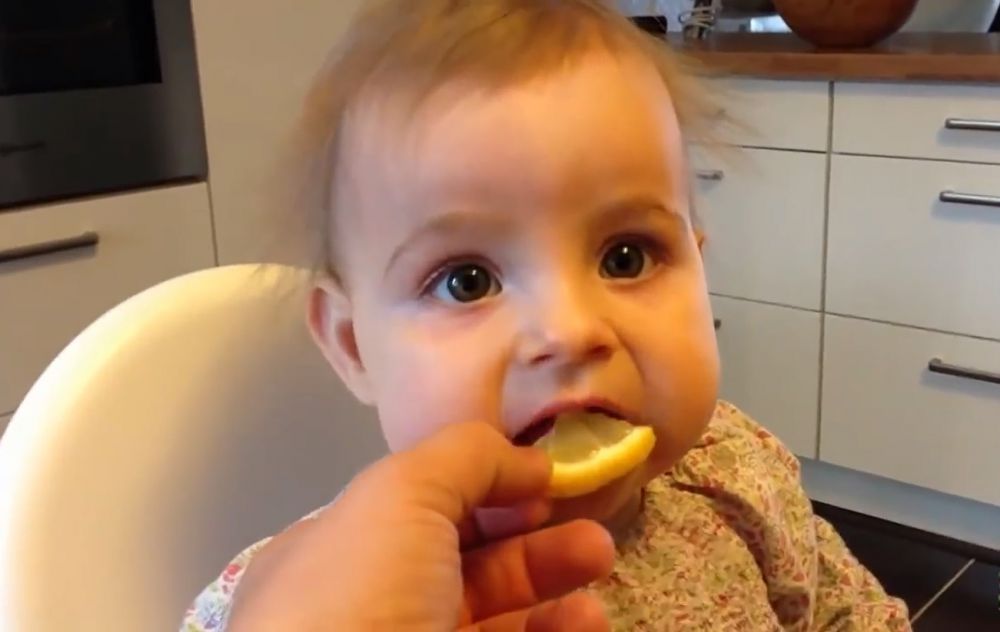 bayi makan lemon  © 2016 brilio.net bayi makan lemon  © 2016 brilio.net