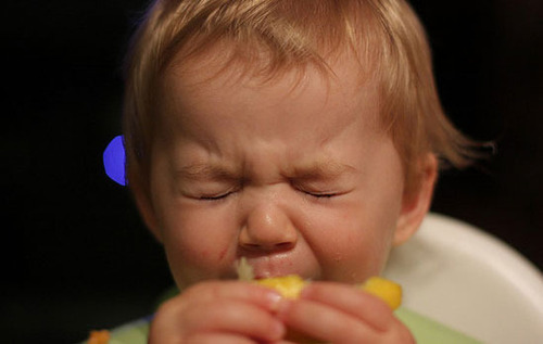 bayi makan lemon  © 2016 brilio.net bayi makan lemon  © 2016 brilio.net