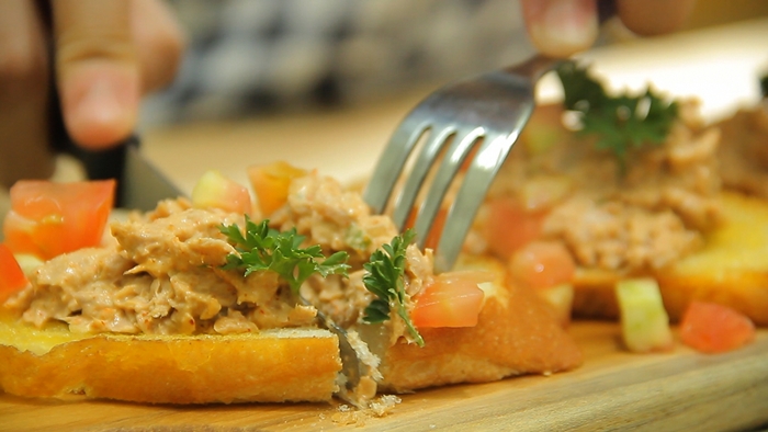 Yuk, bikin Spicy Tuna Salad Baguette ala kamu sendiri, nyam!