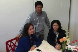 Duduk bersama ibunya, inikah pacar Rio Haryanto?