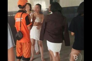 Tempat spa kebakaran, terapis berbalut handuk panik lari keluar