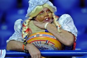 10 Aksi gila suporter sepak bola ini bikin geleng-geleng kepala!