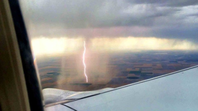 Jarang-jarang bisa lihat, 5 foto hujan dari dalam pesawat terbang