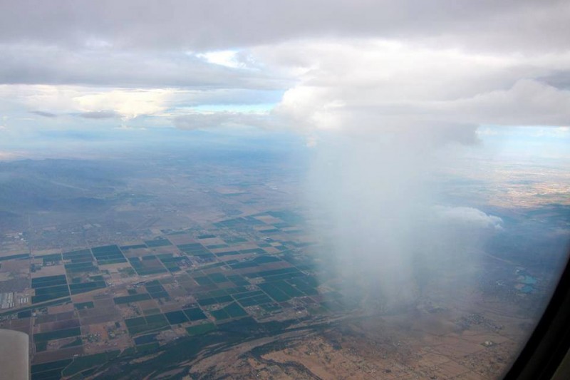 Jarang jarang bisa lihat 5 foto hujan dari dalam pesawat 