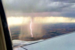 Jarang-jarang bisa lihat, 5 foto hujan dari dalam pesawat terbang
