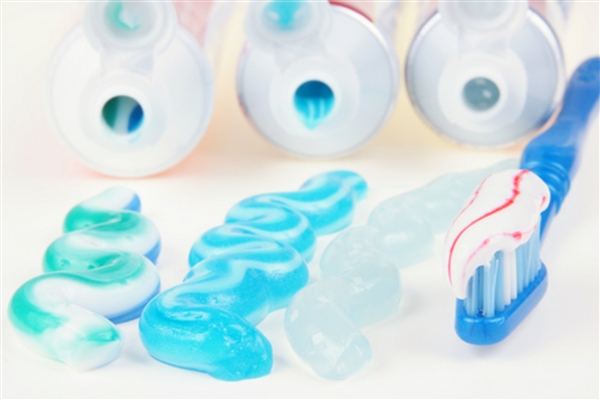 Kenali bahaya 4 bahan yang biasanya ada di pasta gigi ini 