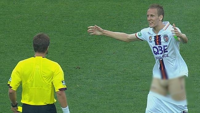 pemain bola melorot  © 2016 brilio.net pemain bola melorot  © 2016 brilio.net