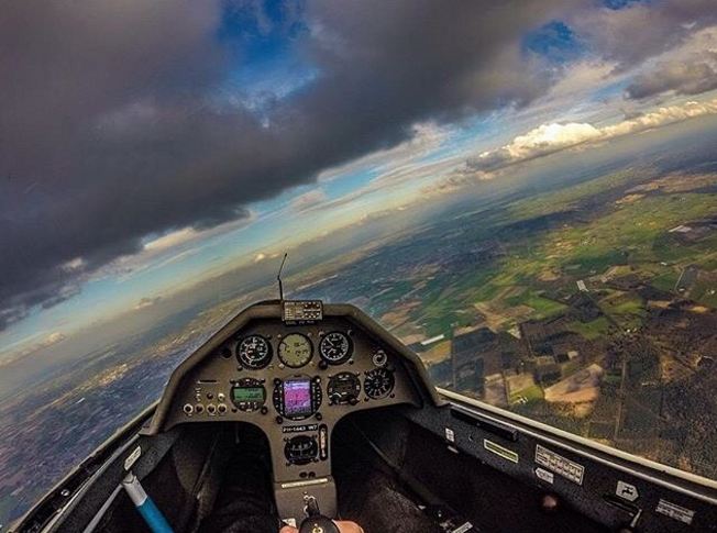 pemandangan dari dalam kokpit pesawat © 2016 brilio.net pemandangan dari dalam kokpit pesawat © 2016 brilio.net