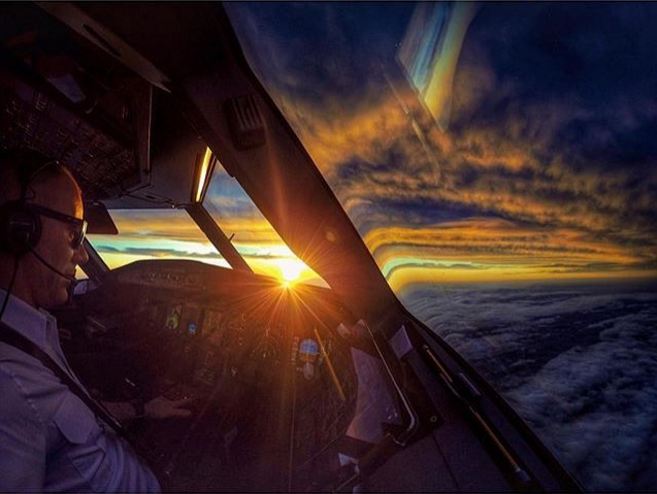 pemandangan dari dalam kokpit pesawat © 2016 brilio.net pemandangan dari dalam kokpit pesawat © 2016 brilio.net