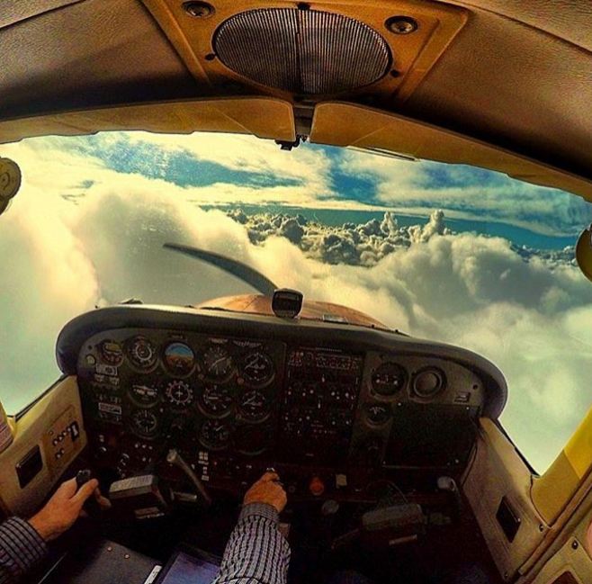 pemandangan dari dalam kokpit pesawat © 2016 brilio.net pemandangan dari dalam kokpit pesawat © 2016 brilio.net