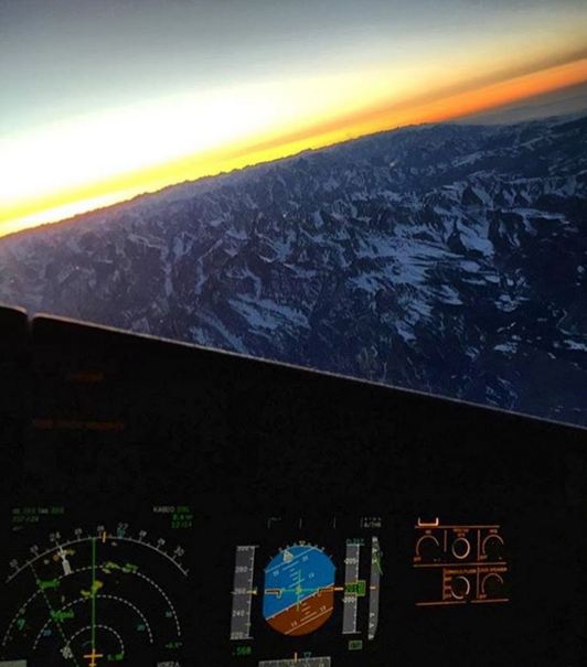 pemandangan dari dalam kokpit pesawat © 2016 brilio.net pemandangan dari dalam kokpit pesawat © 2016 brilio.net