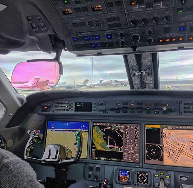 pemandangan dari dalam kokpit pesawat © 2016 brilio.net pemandangan dari dalam kokpit pesawat © 2016 brilio.net