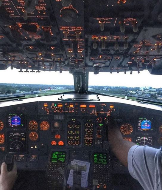 pemandangan dari dalam kokpit pesawat © 2016 brilio.net pemandangan dari dalam kokpit pesawat © 2016 brilio.net