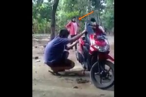Gaya ibu marahi anaknya yang bongkar motor baru ini bikin geli sendiri