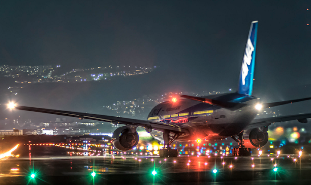15 Foto pesawat berada di landasan pacu saat malam hari 