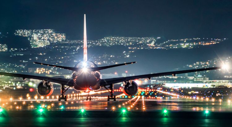 15 Foto pesawat berada di landasan pacu saat malam hari 