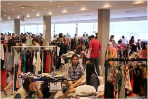 Ladies, kamu hobi belanja dan boros? Cara ini bisa bantu berhemat...