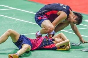 Terkena smash keras pasangannya, atlet Korea Selatan ini kesakitan