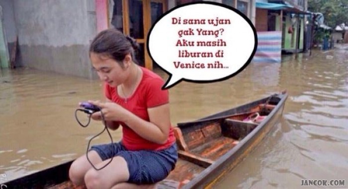 meme banjir © 2016 brilio.net