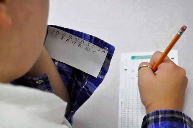 23 aksi mencontek keterlaluan © 2016 brilio.net 23 aksi mencontek keterlaluan © 2016 brilio.net