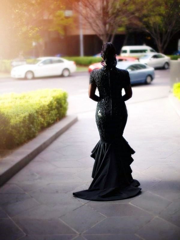 Wanita ini memilih gaun pengantin hitam untuk melawan tradisi keluarga