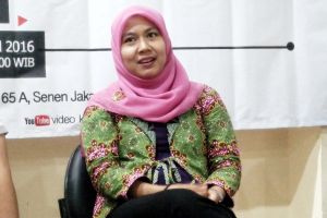 Salut! Cewek ini bisa damaikan tawuran antar fans bola lewat medsos