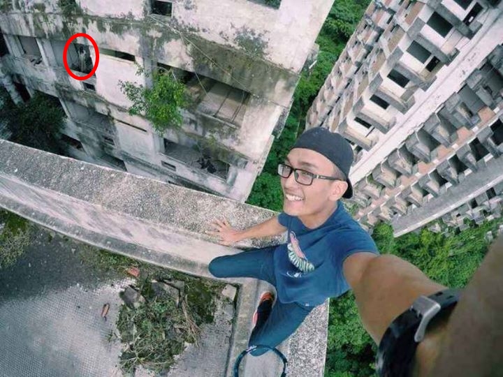 5 Foto penampakan hantu ikut selfie, nggak mau kalah hits dari manusia