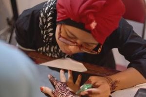 Ney terus berkarya jadi henna artist meski dengan satu tangan, salut!