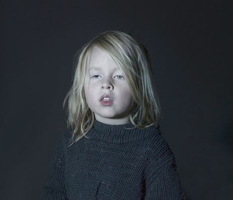 8 Foto ini tunjukkan ekspresi melongo anak-anak saat nonton TV, duh!