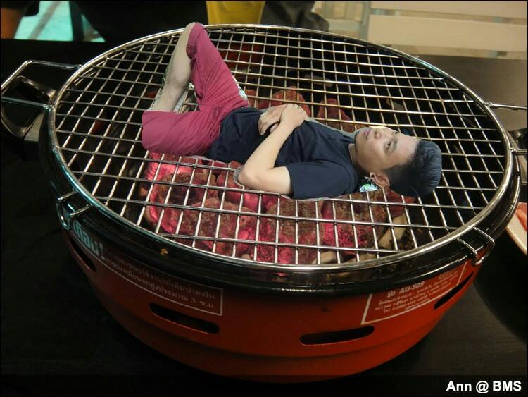 16 Foto editan cowok sedang tiduran, jadinya lucu, iseng abis!