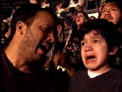 Reaksi anak penderita autis lagi nonton konser Coldplay ini bikin haru