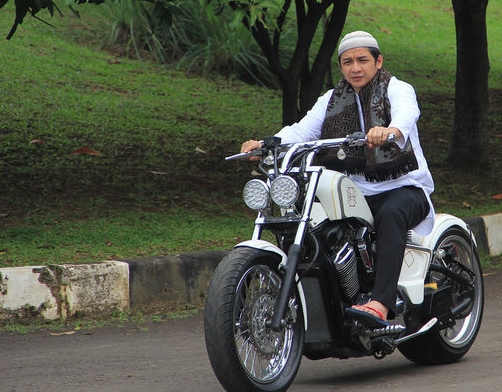 10 Artis kondang ini ternyata gemar naik motor, kamu mau dibonceng?