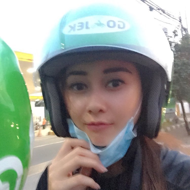 artis naik motor © 2016 brilio.net artis naik motor © 2016 brilio.net