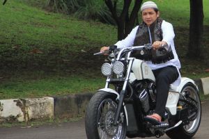 10 Artis kondang ini ternyata gemar naik motor, kamu mau dibonceng?