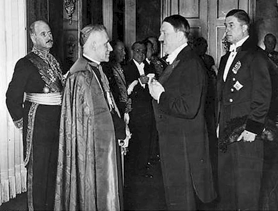 15 Foto Adolf Hitler yang tidak kamu lihat di buku-buku sejarah. © 2016 brilio.net 15 Foto Adolf Hitler yang tidak kamu lihat di buku-buku sejarah. © 2016 brilio.net