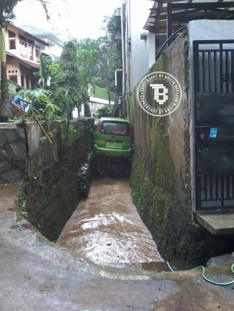 mobil selokan  © 2016 brilio.net