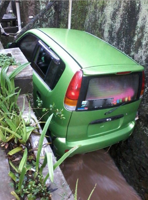 mobil selokan  © 2016 brilio.net