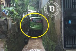 Mobil ini terparkir di tengah selokan sempit, kok bisa ya?