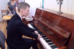 Meski tak punya jari tangan, cowok ganteng ini jago bermain piano