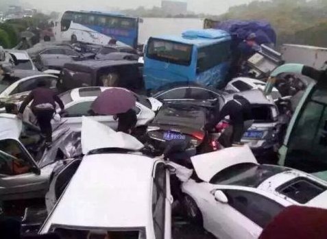 Ngerinya kecelakaan ini, tewaskan 3 orang dan bikin macet parah