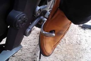 Malangnya pria ini, ganti gigi motor kakinya malah tertusuk persneling