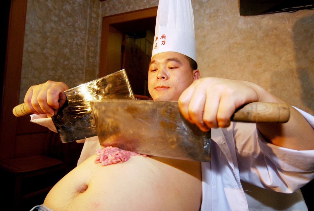 Aksi chef di China ini bikin melongo, ada yang potong daging di perut 