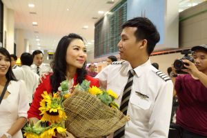 Cara romantis pilot Thailand lamar kekasihnya di bandara, bikin iri!