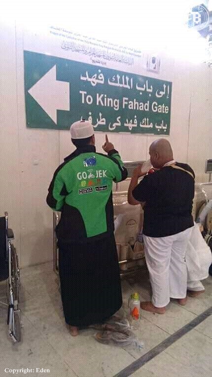 Kisah unik para driver Gojek umroh kenakan jaket kerjanya