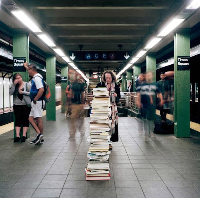 Pemuda ini buang koleksi ratusan bukunya di tempat umum, kenapa ya?
