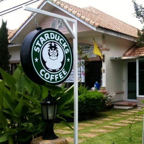 20 Plesetan merek Starbucks © 2016 brilio.net