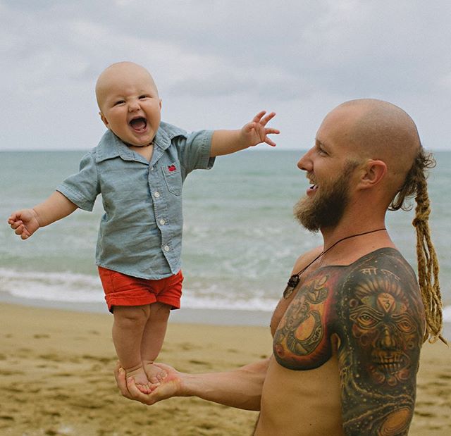 Bayi - 15 Gaya foto ayah dan anak balitanya ini bikin kagum sekaligus wasa-was. © 2016 brilio.net